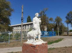 Мама-овца и ее ягненок: трогательный памятник ушедшему времени есть рядом с Волгодонском