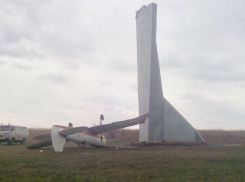 Ураган снес самолет с известной стелы на въезде в станицу Романовскую  