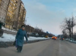 Бесстрашная бабушка вышла на проезжую часть и пошла на встречу потоку машин на улице Гагарина