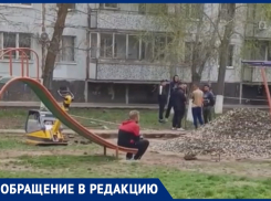 «Дети будут скатываться с горки под колеса машин»: мамы бьют тревогу из-за новой парковки на Строителей 
