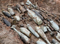 В поле под Морозовском хуторянин нашел 200 мин и снарядов