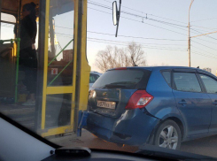 Тройное ДТП с автобусом парализовало движение на мосту в Волгодонске 