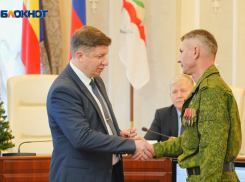 Участник СВО из Волгодонска получил Орден Мужества из рук Сергея Ладанова