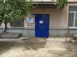 Закопали яму и присыпали щебенкой: после усадки земли здесь укатают асфальт