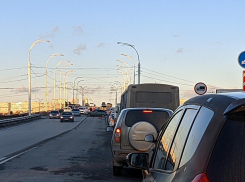 «Перегородил полосу»: на путепроводе собирается пробка из-за ДТП 