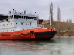 Большой оранжево-белый ледокол вошел в Цимлянское водохранилище 