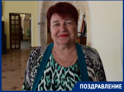 Коллеги и дети поздравляют Раису Лябах с Днем строителя и юбилеем