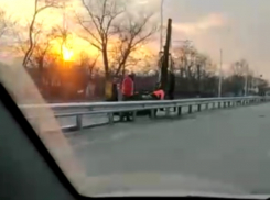 На Романовском шоссе устанавливают металлический отбойник