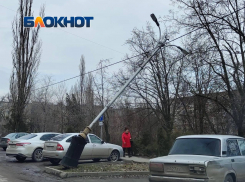 Опасность нависла над головами волгодонцев: фонарный столб может рухнуть в любую секунду