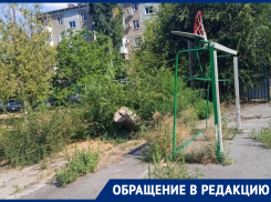 «Опасно для жизни»: жители Пионерской, 179 просят огородить разрушенную детскую площадку