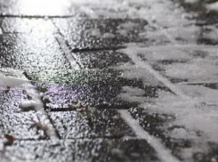 Синоптики и спасатели предупредили волгодонцев о мокром снеге и гололеде на дорогах региона