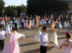 Площадь Победы в Волгодонске закружилась в «Вальсе цветов»