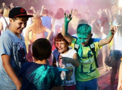 В Волгодонске прошел фестиваль красок «Crazy Fest»