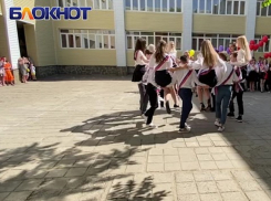 Захватывающий дух танец исполнили выпускники школы в Волгодонске на «Последнем звонке»