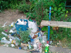 В квартале В-5 лавочки и урны, притягивающие любителей спиртного, обещают демонтировать в августе