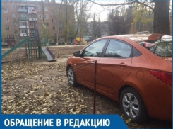 Дети не могут попасть на игровую площадку из-за ограждения несанкционированной парковки, - волгодонец