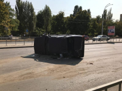 ВАЗ перевернулся на проспекте Строителей в Волгодонске: движение затруднено