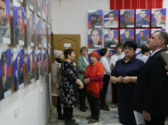 47 портретов погибших на СВО волгодонцев и трофеи с фронта: в Волгодонске открылась выставка «Герои Отечества»