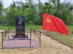 В Морозовском районе установили новый памятник советскому солдату взамен уничтоженного: глава поселения сдержал слово