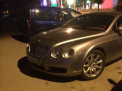 В Волгодонске «Bentley» с московскими номерами испортил клумбу на разделительной полосе 