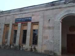 Наша достопримечательность рушится на глазах, - жители города Цимлянска о железнодорожном вокзале 