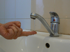 Из-за дачников и плохих труб на последних этажах МКД нет холодной воды 