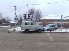 В старом городе «Шевроле» врезался в УАЗ «Буханка»