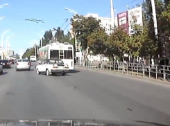 Нелепая авария с участием ВАЗа и троллейбуса в Волгодонске попала на видео 