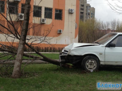 Около АТС столкнулись два автомобиля