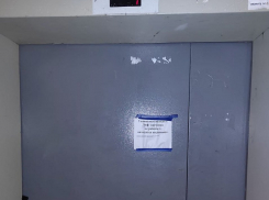 В доме на Степной, где женщина таскает на себе сына-инвалида, людям предложили самим найти деньги на ремонт лифта