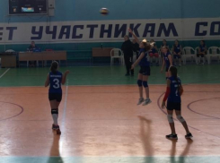 Школьницы из Волгодонска показали мастерство игры в волейбол