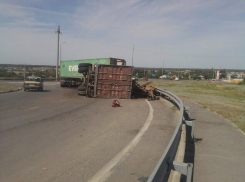 На трассе Цимлянск-Волгодонск перевернулся «КАМАЗ» с металлоломом