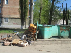 Волгодонцы не перестали «украшать» мусором свои дворы в праздничные выходные