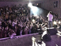 Девушки массово впали в экстаз на концерте рэпера Homie в Волгодонске