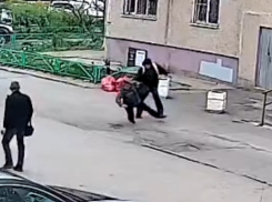 Напал на женщину и разгромил автомобиль: агрессивный вандал складывает мусор у подъезда на 30 лет Победы 