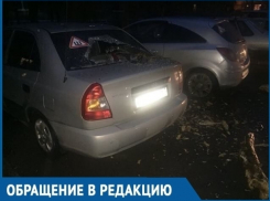 Рухнувшая ветка размером с бревно, пробила дыру в заднем стекле автомобиля