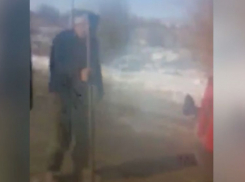 Водитель большегруза не смог подняться на скользкий ж/д переезд в Красном Яру и решил сам отбить лопатой лед 