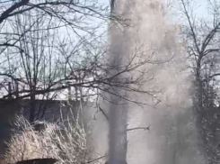 «Фонтаны забили»: еще один мощный прорыв водопровода запечатлели волгодонцы