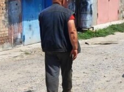 «Ест собак и носит с собой нож»: волгодонец отлавливает животных и держит их в своем гараже