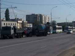 Сломанная бетономешалка почти на полтора часа «парализовала» движение троллейбусов в Волгодонске 