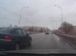 «Прижал к отбойнику»: что было за секунды до ДТП на мосту в Волгодонске 