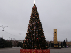 Новогодняя елка наконец засияла на площади Победы