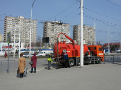 У Торгового центра оранжевый илосос чистит ливневку