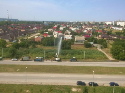 Коммунальный фонтан высотой в несколько метров забил в Волгодонске