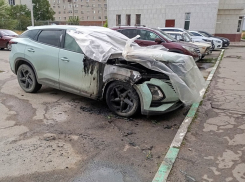 В микрорайоне В-9 на глазах у людей сгорел дорогой кроссовер