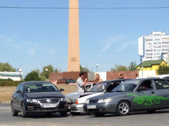 В Волгодонске у «Ромашки» столкнулись «Volkswagen» и «ВАЗ» 