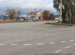 Езда по полосам: дорожники нанесли разметку на оживленных  автомобильных перекрестках Волгодонска