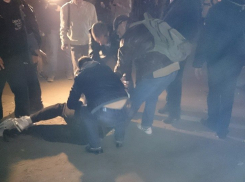 В центре Волгодонска молодежь избила таксиста, который не пропустил их на пешеходном переходе