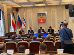 Руководящий состав тот же: депутаты избрали Ладанова спикером Думы, а Батлукова его заместителем 