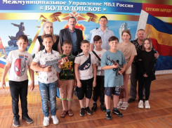 Два автомата Калашникова и яркие эмоции получили дети на экскурсии в Волгодонске